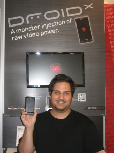 El cliente de Verizon Wireless René Grigorian de Glendale, CA, fue el primero en comprar el nuevo smartphone Droid X en Burbank, California, EE.UU. (foto: Verizon Wireless)