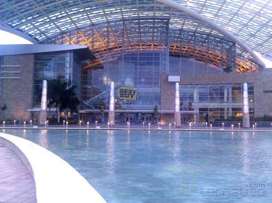 BesBuy-vispera_f01 Entrada del centro de convenciones - notar los anuncios de Best Buy