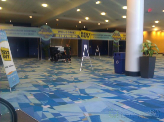 BesBuy-vispera_f04 Nuestro fotógrafo anónimo pudo captar esta imagen donde se ve los cartelones alusivos al evento