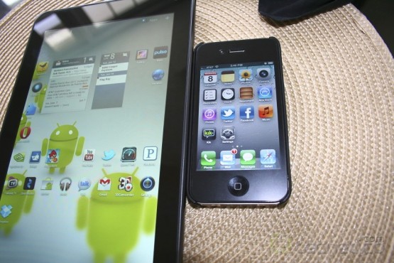 T-Mobile G-Slate en comparación con el iPhone 4