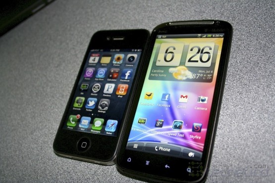iPhone 4 al lado del HTC Sensation 4G de T-Mobile iPhone 4 al lado del HTC Sensation 4G de T-Mobile