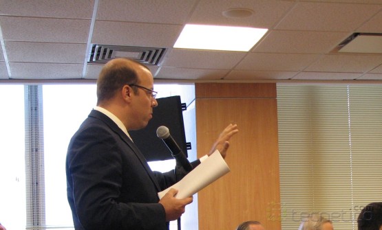 LicBauermeister-litigando Lic. Jorge Bauermeister en acción como abogado de OneLink Communications, Inc. durante la vista de la Junta Reglamentadora de Telecomunicaciones de Puerto Rico en agosto 2011 (foto: Tecnetico.com)