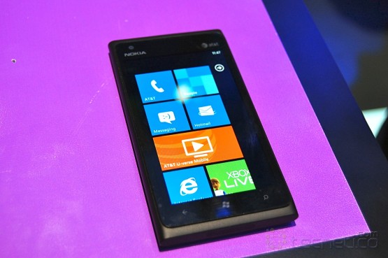 Nokia Lumia 900 con Windows Phone para la red de AT&T / Foto: Roberto Flores / Tecnetico.com