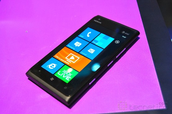 Nokia Lumia 900 con Windows Phone para la red de AT&T / Foto: Roberto Flores / Tecnetico.com