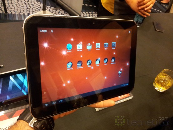 Toshiba Excite 10 on hand-MobileFocus-CTIA
