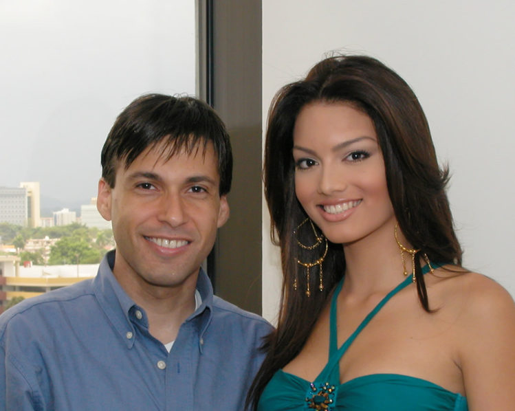 Zuleyka Rivera junto a Wilton Vargas, editor en jefe de Tecnético, luego de grabar la entrevista para el podcast de Miss Puerto Rico Universe (foto: Tecnético)