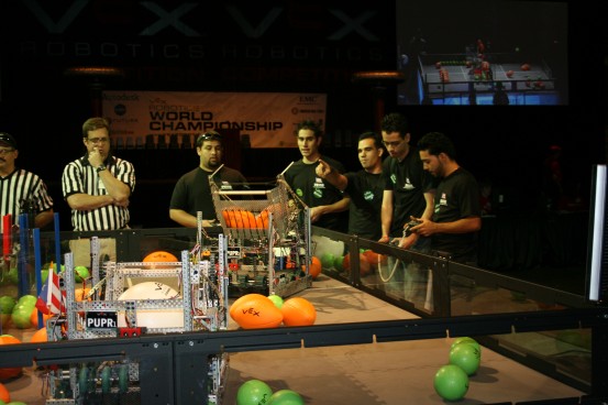 Univ Politecnica-Robotica Estudiantes de la Universidad Politécnica de Puerto Rico demuestran sus robots en una importante competencia mundial (foto: UPPR)