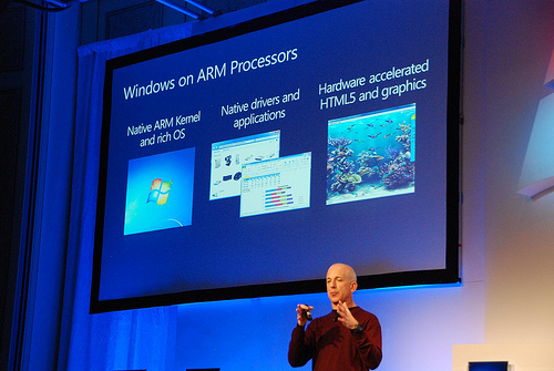 Sinofsky, presenta Windows 7 corriendo en la nueva arquitectura ARM. Sinofsky, presenta Windows 7 corriendo en la nueva arquitectura ARM. (Foto: Long Zheng)