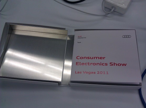 Press kit de Audi en CES 2011 No viene un papel doblado con el comunicado de prensa, no. Es un librito impreso tal cual folleto de instrucciones de un carro.