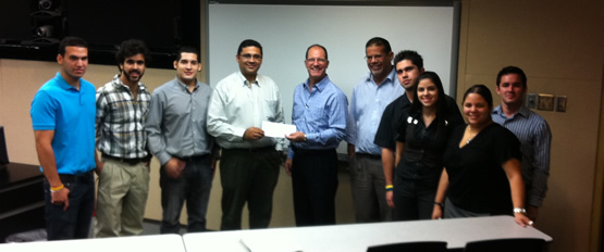 Politecnica-Honeywell-1 Personal y estudiantes de la Universidad Politécnica reciben del Ing. Fernando Del Campillo de Honeywell la aportación necesaria para el proyecto (foto: UPPR)