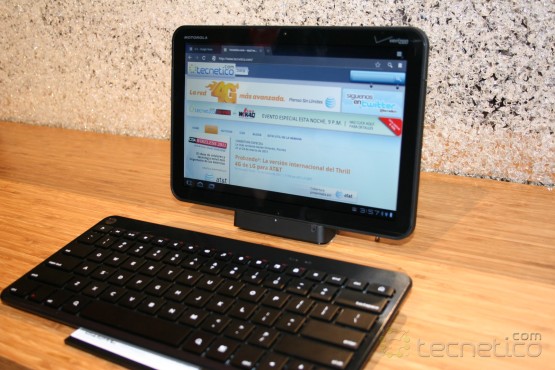 Teclado portátil y "docking station" para la XOOM de Motorola Foto: Tecnetico.com