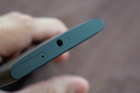 Parte superior del Lumia 920 de Nokia (puerto de audio, ranura con tarjeta SIM y micrófono para cancelación de ruido)
