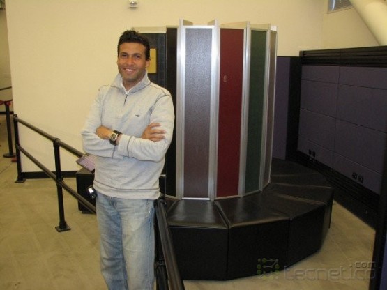 Junto a una de las supercomputadoras más famosas del mundo, la Cray, en el Computer History Museum en Mountain View, California, 2007 (foto: Harold Burgos)