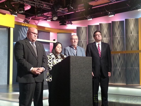 Foto: Ángel Meléndez, director de la oficina de ICE; Julizzette Colón-Bilbraut, autora del anteproyecto; Joe Ramos, gerente general de WAPA TV y Eduardo Bhatia, presidente del Senado de Puerto Rico 20130507_134625