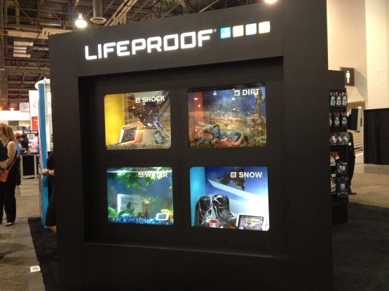 Los 4 elementos parecen no afectar a los equipos móviles en esta vitrina en exhibición durante CTIA 2013 (foto: James Lynn/Tecnetico.com)