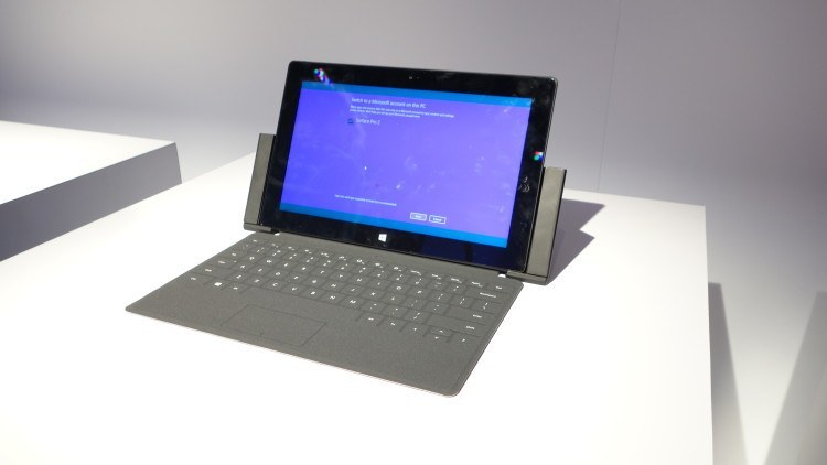 Surface Pro 2 en la base "Docking Station for Surface Pro" (foto: Wilton Vargas/Tecnetico.com)