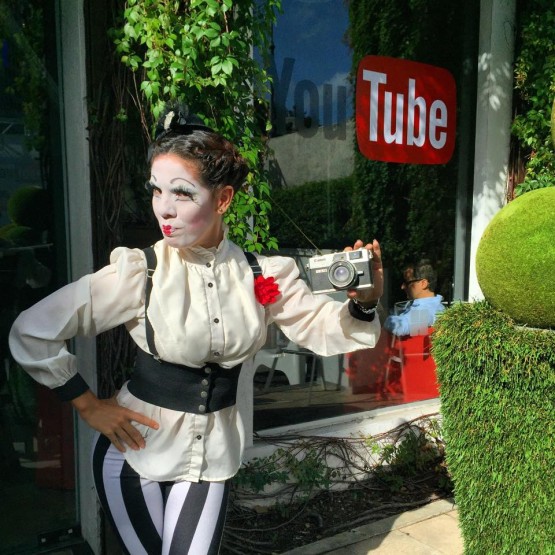 Un mimo da la bienvenida a asistentes al evento de lanzamiento de YouTube.PR en Santurce (foto: Marii Nieves/Facebook) Publicada con permiso.