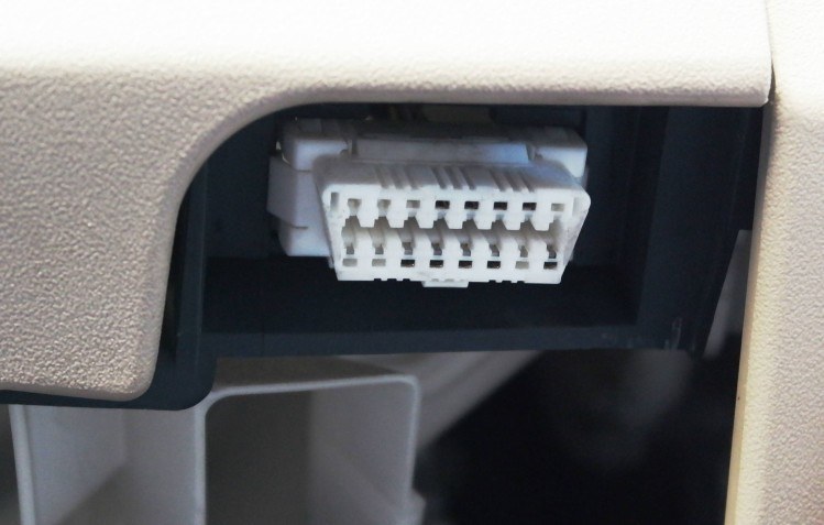 Primer plano del conector OBDII en Prius 2004 de Toyota  (foto: Tecnetico.com)