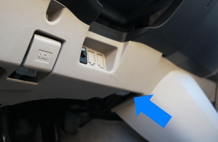 Localización del conector OBDII en un Prius 2004 de Toyota (foto: Tecnetico.com)