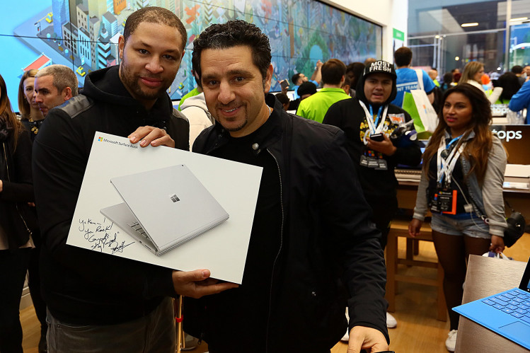 Panos Panay, a la derecha, vicepresidente corporativo de Microsoft, vende una Surface Book, la primera computadora laptop fabricada por Microsoft a uno de los primeros clientes que asistieron a la inauguración de la tienda en la Quinta Avenida (suministrada)