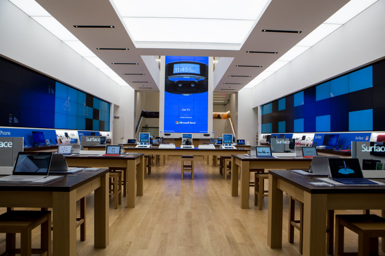Esta foto suministrada por Microsoft muestra la amplitud de una de las áreas de exhibición de productos del Microsoft Store en la Quinta Avenida en Nueva York.
