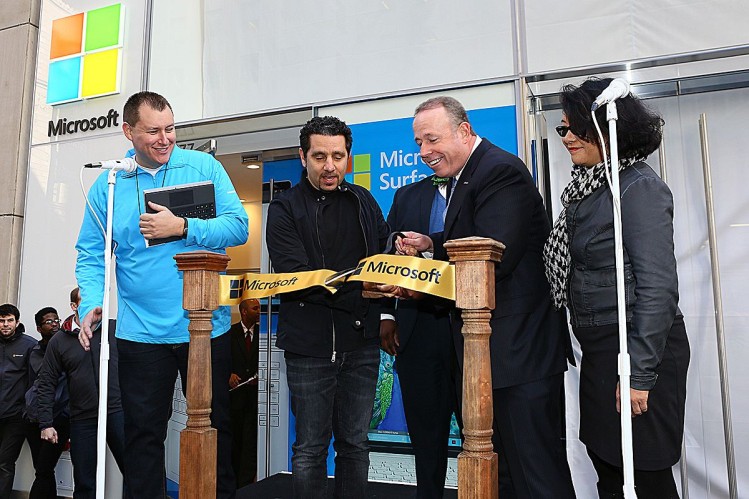 Ejecutivos de diferentes ramas de Microsoft cortan la cinta que oficialmente inaugura el Microsoft Store de la Quinta Avenida en Manhattan, Nueva York (Suministrada)