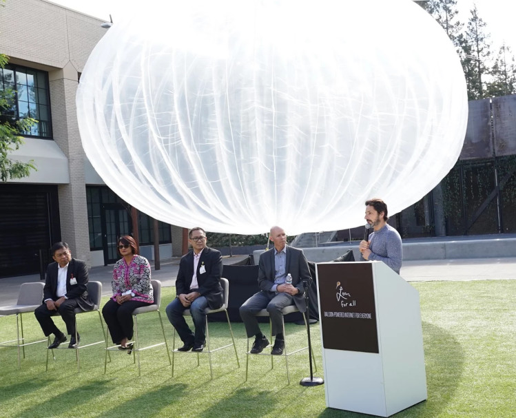 De izquierda a derecha: Ririek Adriansyah, CEO de Telkomsel, Dian Siswarini, CEO de XL Axiata, Alexander Rusli, CEO de Indosat, Mike Cassidy, vicepresidente de Project Loon y Sergey Brin, presidente de Alphabet Inc. (compañí­a matriz de Google) durante la presentación de "Nighthawk", el más reciente diseño para globos a emplearse en Project Loon (foto: Google)