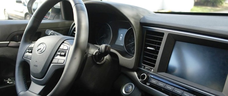 Vista del interior del Elantra 2017 de Hyundai. Nota la pantalla detrás del volante (con el í­cono de un auto) y, a la derecha, la pantalla principal (foto: Tecnético)