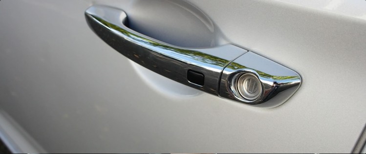 Un botón y el "key fob" en tu bolsillo o cartera y tendrás fácil acceso al interior del Elantra 2017 de Hyundai (foto: Tecnético)