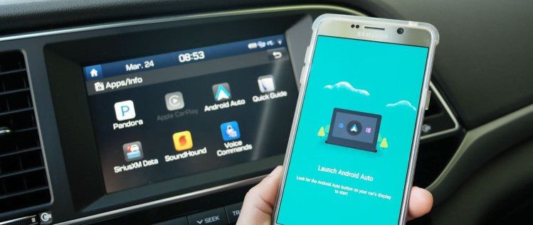 Teléfono con Android conectado vía USB al Elantra 2017 de Hyundai ya encendida