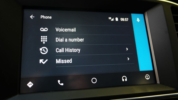 El correo de voz, historial y lista de llamadas perdidas, funciones telefónicas que gracias a Android Auto están fácilmente accesibles en el Elantra 2017 de Hyundai (foto: Tecnético)