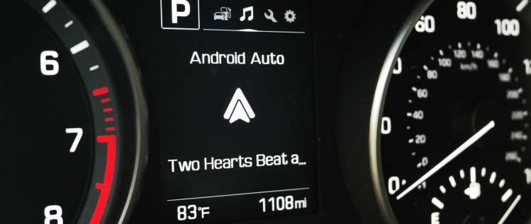 La pantalla secundaria del Elantra 2017 de Hyundai, ubicada detrás del volante, también confirma que Android Auto está en funcionamiento, y hasta muestra el nombre de la canción escuchándose (foto: Tecnético)