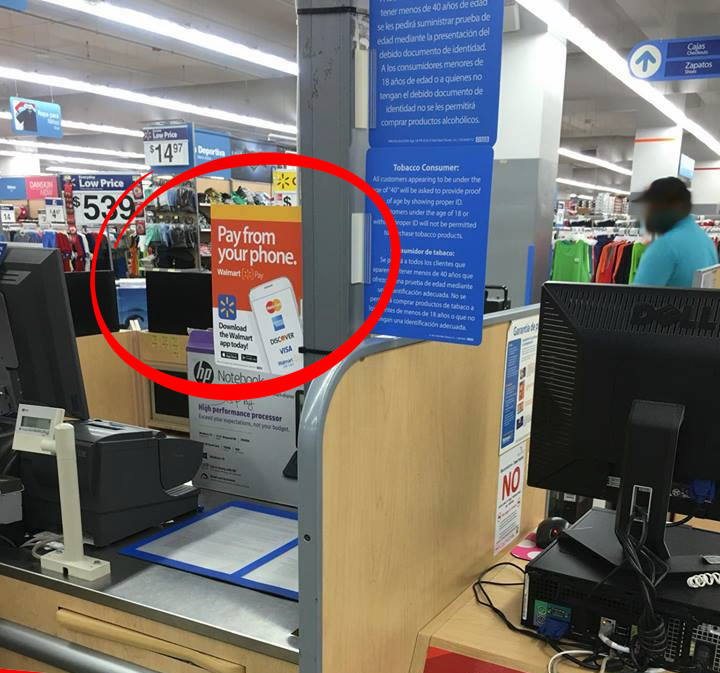 Foto muestra un "sign" o letrero ubicado en la caja de electrónicos en la tienda Walmart de la Parada 18 en Santurce, Puerto Rico (foto: Ettiene Ortíz para Tecnético)