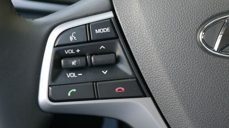 El botón en el volante del Elantra 2017 de Hyundai dedicado para comandos de voz (directamente encima del botón VOL +) hace posible que el ingresar información en Android Auto mediante nuestra voz sea fácil y seguro (foto: Tecnético)