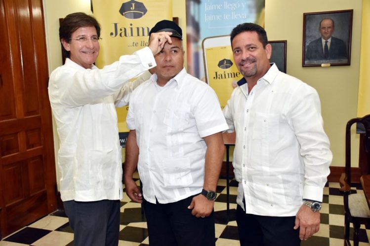 Luis Miranda Marín, el taxista Pablo Quiñores y el presidente de la Federación de Taxistas, Juan de León (suministrada)