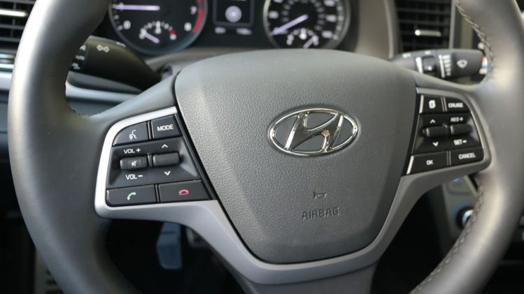 Primer plano de los botones en el volante del Elantra 2017 de Hyundai (foto: Tecnético)