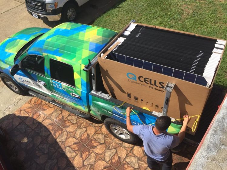 Un técnico en instalación de paneles solares se prepara a descargarlos (foto: Maximo Solar Industries)