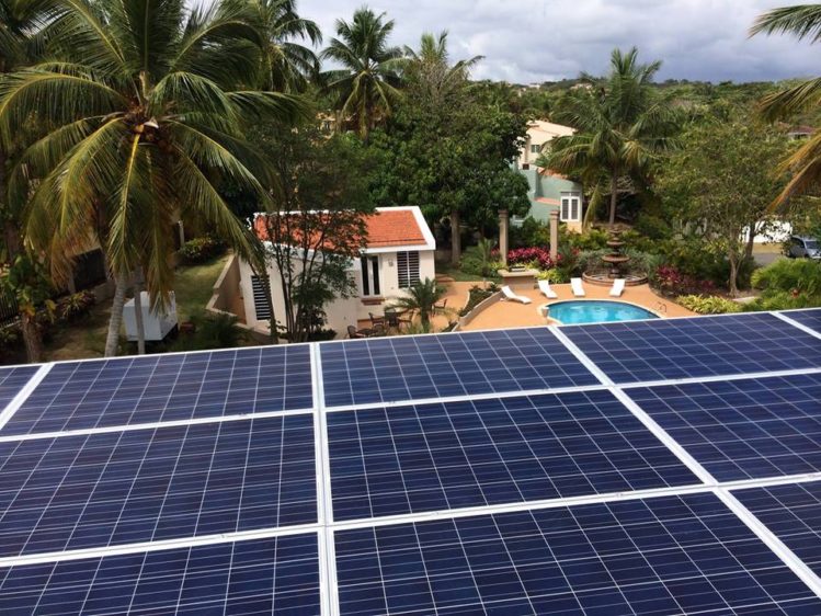 Paneles solares cubren el techo de una residencia en Puerto Rico (Foto: Maximo Solar Industries)