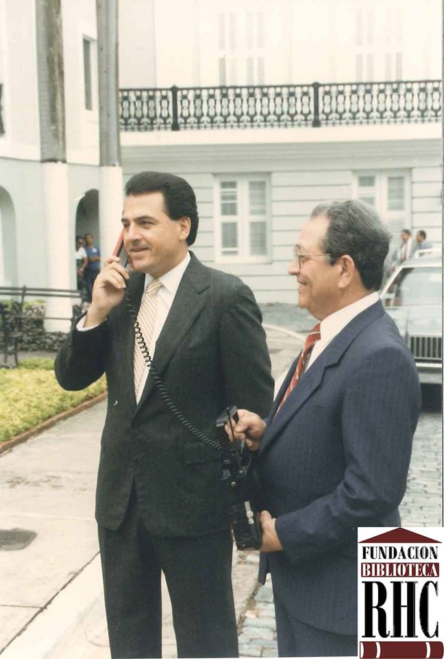 El Gobernador Rafael Hernández Colón, junto a Pedro Galarza, presidente de la Puerto Rico Telephone Company (hoy Claro) realiza la primera llamada telefónica celular en Puerto Rico (foto: archivos Fundación Biblioteca Rafael Hernández Colón)