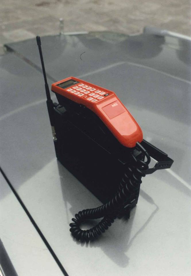 Primer plano del teléfono que el Gobernador de Puerto Rico usó en 1986 para realizar la llamada que habría de inaugurar la primera red de telefonía celular de Puerto Rico. El teléfono en cuestión es un TR5E800-8C, también conocido como Attaché, de la empresa japonesa NEC (foto: Fundación Biblioteca Rafel Hernández Colón)