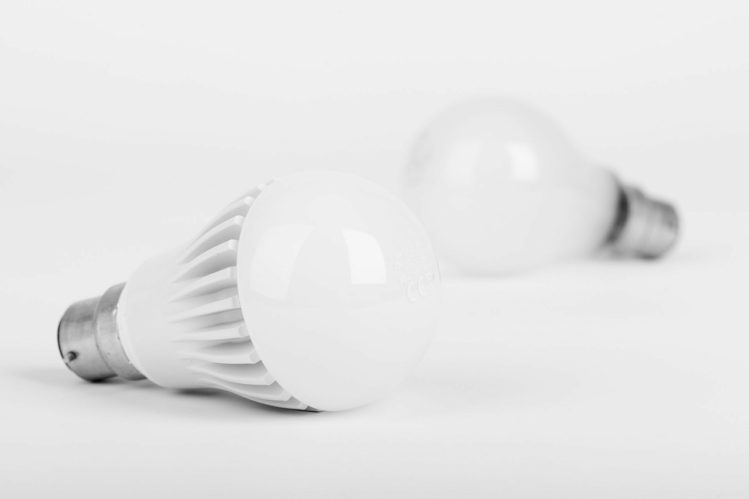 Bombillas incandescente y de LED (foto: PublicDomainPictures/Pixabay)