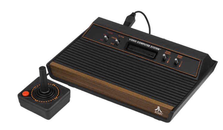 Consola de juegos Atari 2600, lanzada el 11 de septiembre de 1977 (foto: Evan Amos/Wikipedia)