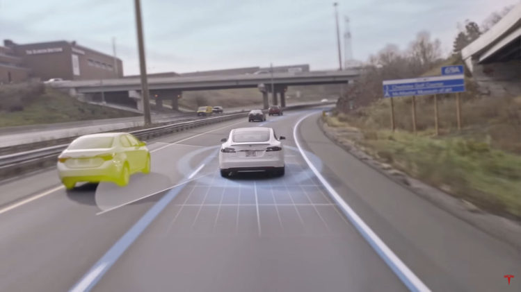 Los sensores del Tesla analizan todo alrededor del vehículo (captura de pantalla por Tecnético)