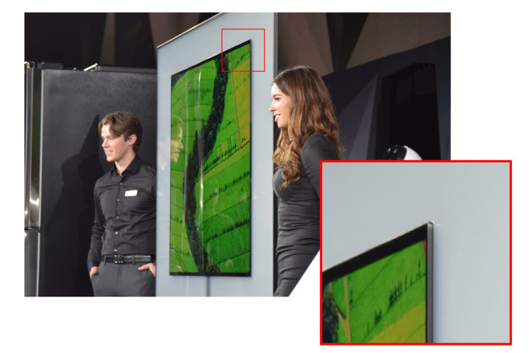 Detalle de cuan delgado es el panel (pantalla) del televisor serie W de LG presentado en CES (foto: Tecnético)