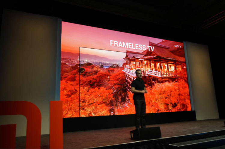 Momento en que Hugo Barra, vicepresidente global de operaciones de Xiaomi presenta el extremadamente delgado televisor Mi TV 4 (foto: Tecnético)