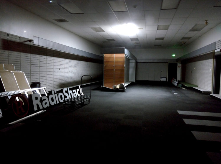 Un espacio comercial en San Bruno, California almacena aún varios letreros y partes de anaqueles de una Radio Shack que cerró en agosto de 2015 (foto: Travis Wise / Flickr) Travis Wise