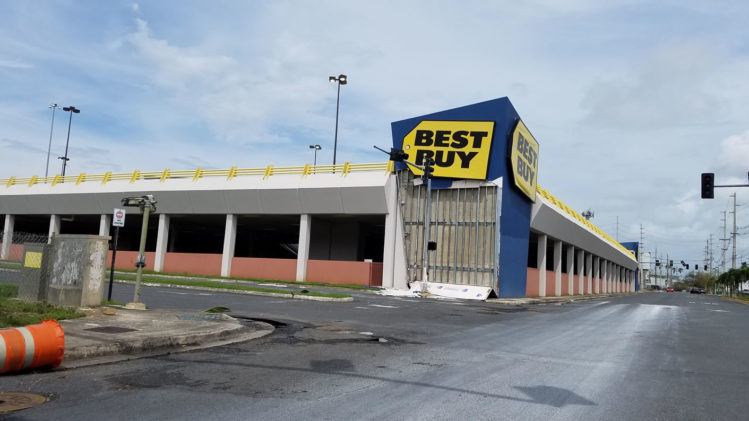 La fachada que ubica en la entrada al estacionamiento de la tienda de San Juan perdió parte de su estructura. (foto: Tecnético)