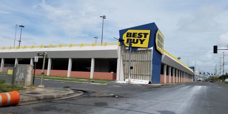 La fachada que ubica en la entrada al estacionamiento de la tienda de San Juan perdiÃ³ parte de su estructura. (foto: TecnÃ©tico)