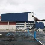 La icónica fachada triangular de la tienda Best Buy en Plaza Carolina quedó hecha pedazos por la impresionante fuerza del huracán María (foto: Xavier Vazquez/Facebook)