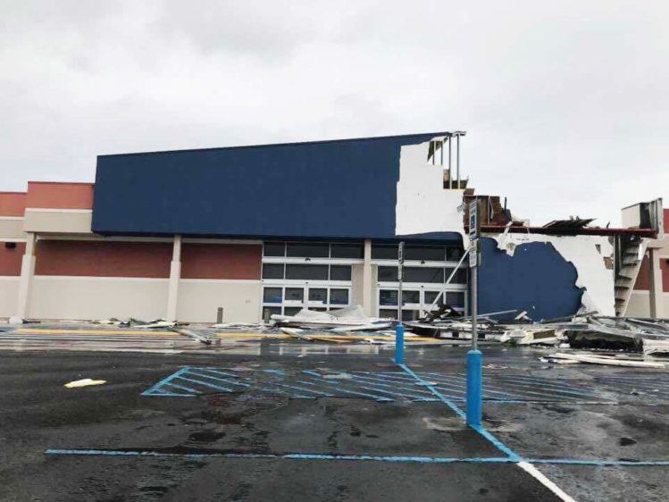 La icónica fachada triangular de la tienda Best Buy en Plaza Carolina quedó hecha pedazos por la impresionante fuerza del huracán Marí­a (foto: Xavier Vazquez/Facebook)